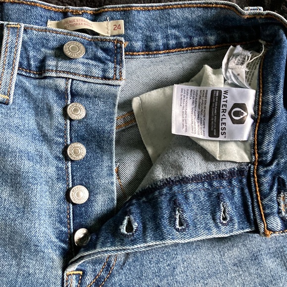 Levi’s light wash high waisted jeans - Picture 2 of 9